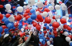 Partyjna bitwa na konwencje. Politolog: PiS wygrało z PO 2:1. ZDJĘCIA