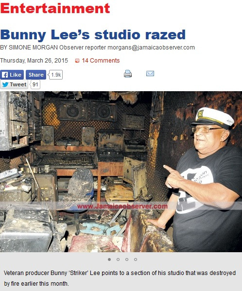 Bunny "Striker" Lee pokazuje zniszczone studio (screen ze strony "Jamaican Observer")