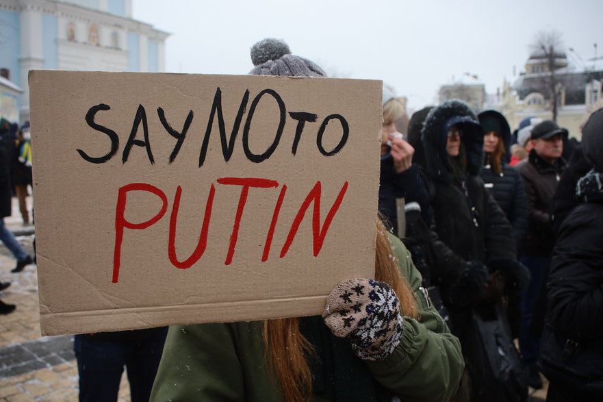 Dziewczyna trzymająca transparent z napisem: "Powiedz nie Putinowi" na wiecu protestacyjnym w Kijowie