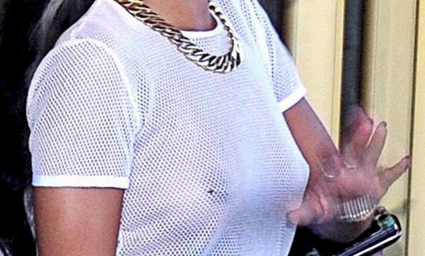 Piosenkarka Rihanna przebiła sobie sutek i pokazała ciało