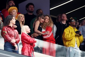 Taylor Swift és Blake Lively ikonikus pillanata a 2024-es Super Bowl kilátóján. A barátnők együtt szurkoltak, izgultak és ujjongtak. A duó mindkét tagja nagyon jól nézett ki, de Blake Lively piros Adidas szettje mindent vitt. 