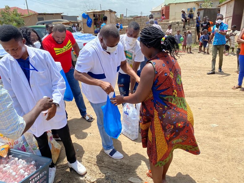 Hassan Ayariga shares food items to the needy using the best method seen so far (video)