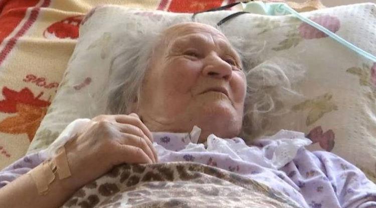Az orvosok halottnak nyilvánították, 10 órával később mégis magához tért a 83 éves nagyi