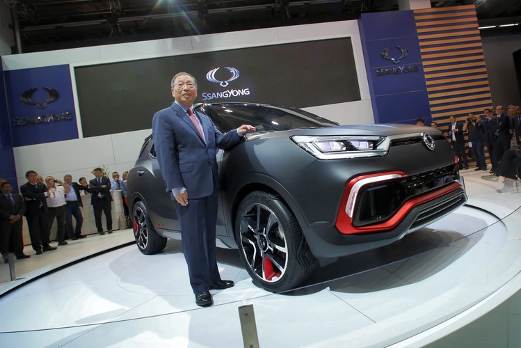 Dyrektor generalny SsangYong Motor Company - Johng-Sik Choi - prezentuje nowy SsangYong XLV