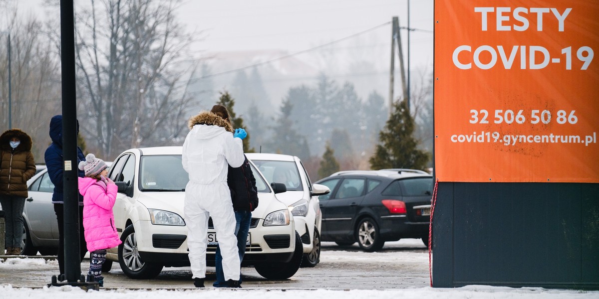 Kolejki do punktów pobrań.  Punkt przy ulicy Czarnoleśnej w Rudzie Śląskiej. 