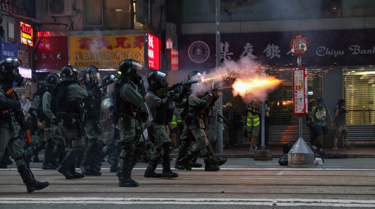 Kormányellenes tüntetők felé lőnek könnygázgránátot rohamrendőrök Hongkongban november 2-án /Fotó: MTI/EPA/Jerome Favre 