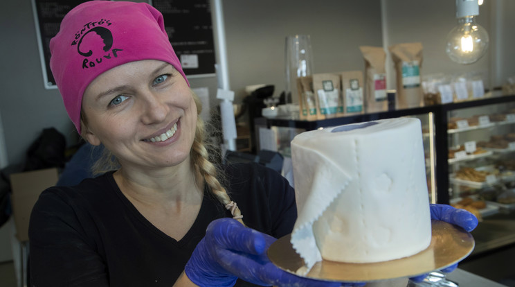 Egy Helsinki cukrászda toalettpapír tekercs formájú tortával próbálja oldani a korona vírus okozta feszültséget / Fotó: MTI / EPA/MAURI RATILAINEN