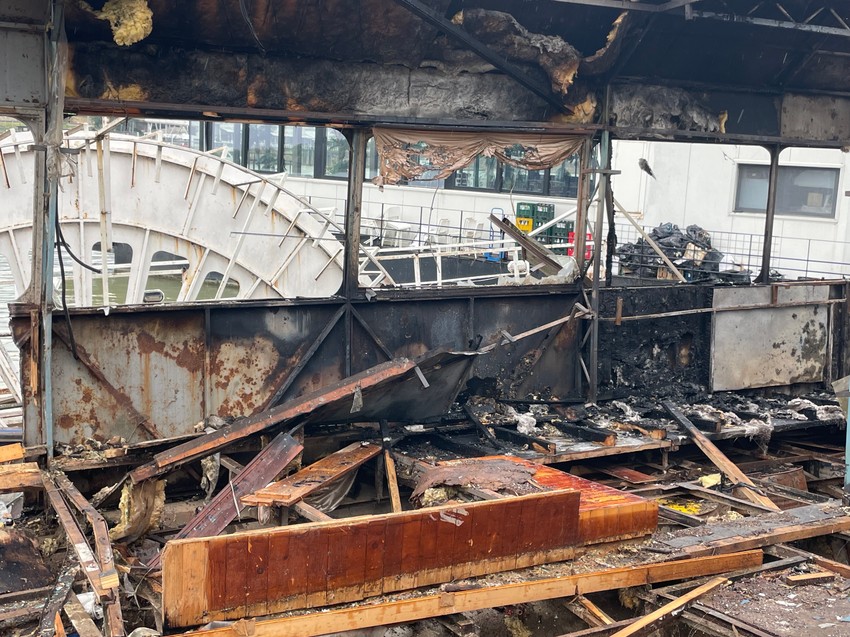 Požar na splavu kod ušća