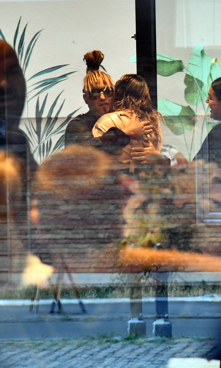 Rasta i Ana se grle na rođendanu