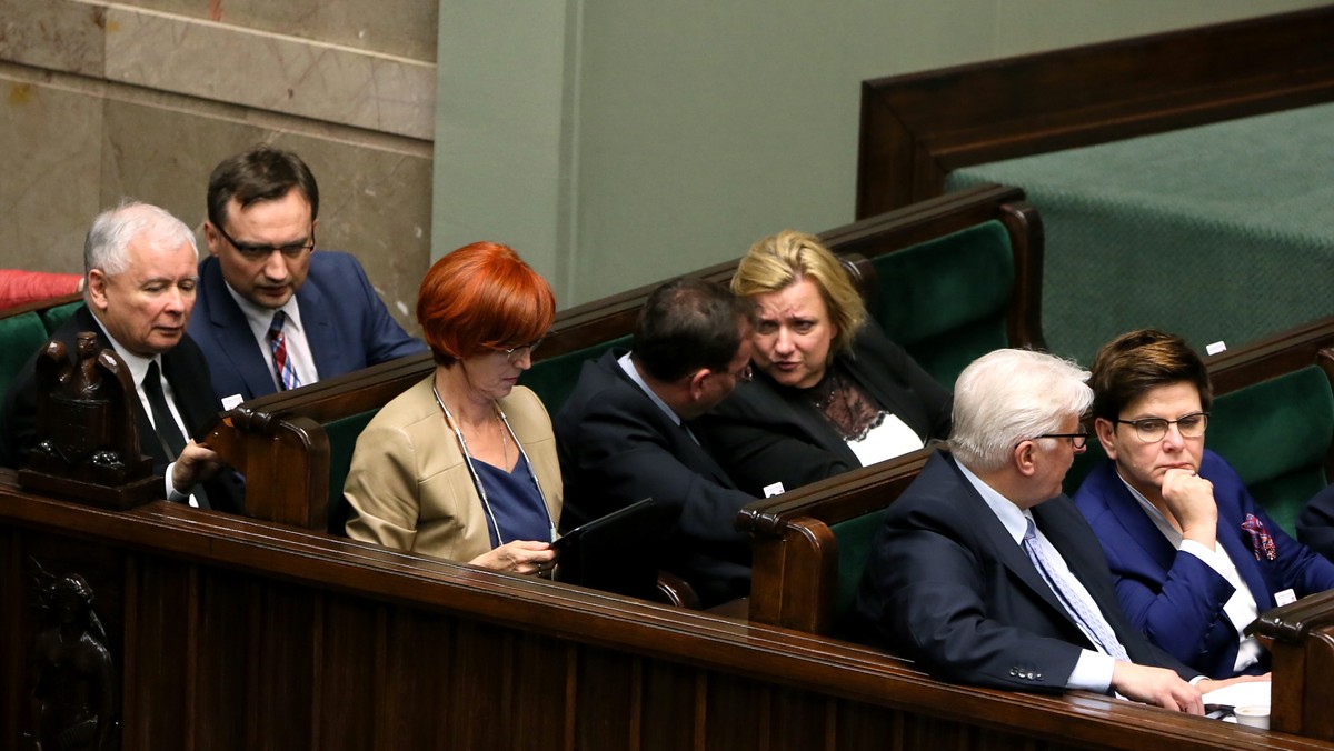 Projekt przewiduje zmiany wynagrodzeń m.in. premiera oraz jej ministrów. W tej sprawie zebrało się dzisiaj po południu prezydium klubu PiS. PAP zaznacza, że informacja o wycofaniu się z projektu podwyżek nie została oficjalnie potwierdzona. Projekt miał zostać skrytykowany m.in. za brak konsultacji z władzami PiS.