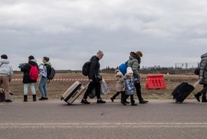 Uchodźcy z Ukrainy niedaleko przejścia granicznego Dołhobyczów-Uchrynów