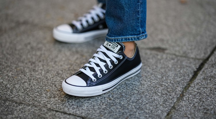 Diane Batoukina modell visel egy idei fekete Converse All Star cipőt Párizsban