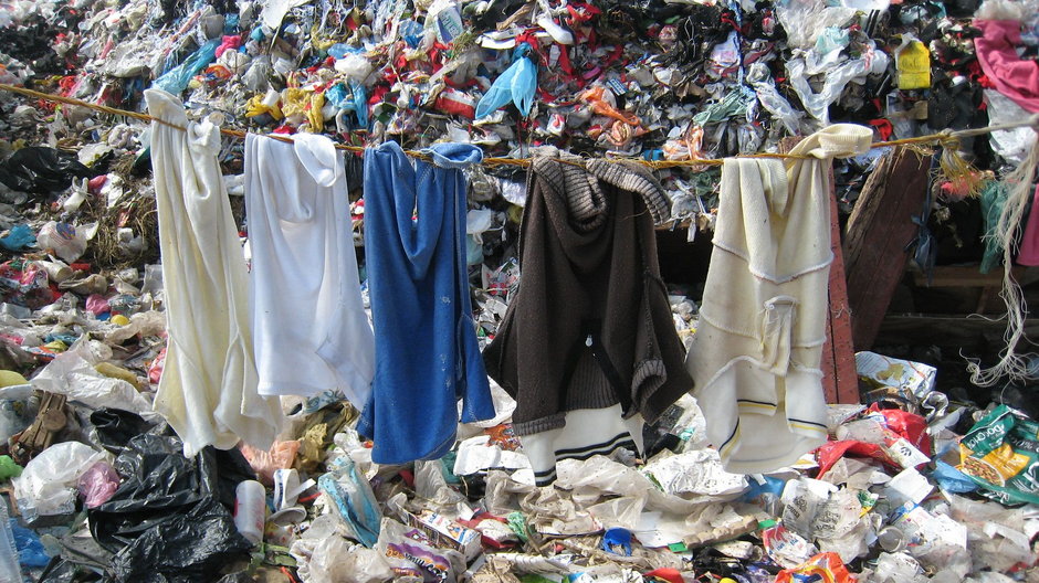 Mniej niż 15 proc. wyrzucanych ubrań poddawanych jest recyklingowi