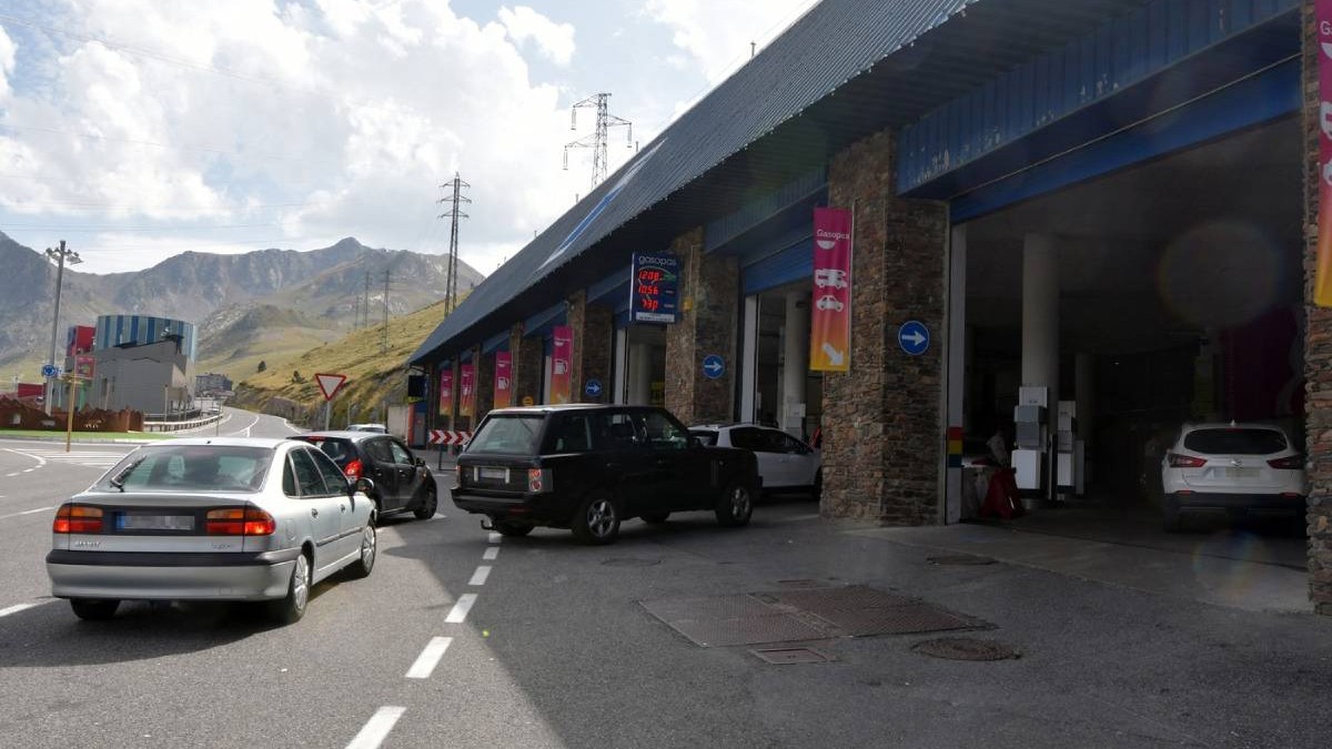 Cozi peste graniță pentru carburanți la 1,68 de euro litrul Șoferii francezi merg 150 km până la benzinărie: „Umplu și o canistră”