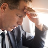 Repülésnél az ereszkedés és a landolás alatt erősen fáj a homlokom - miért? Az orvos válaszol