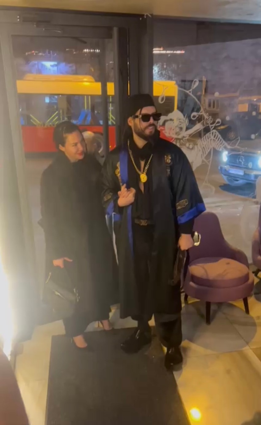 Adam Adaktar na Angelininoj promociji