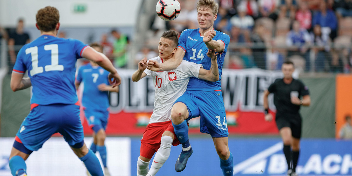 Z Polską piłkarze z Wysp Owczych mierzyli się trzy razy i za każdym razem schodzili z boiska pokonani. Za to w meczach reprezentacji młodzieżowych dwa razy padł remis.