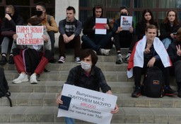 Białoruś: Studenci na „siedzących” akcjach solidarności z zatrzymanymi kolegami