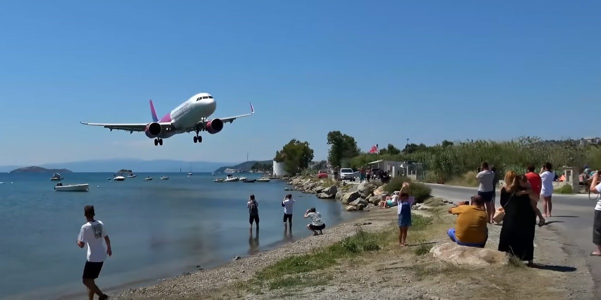 Niezwykłe lądowanie samolotu na Skiathos.