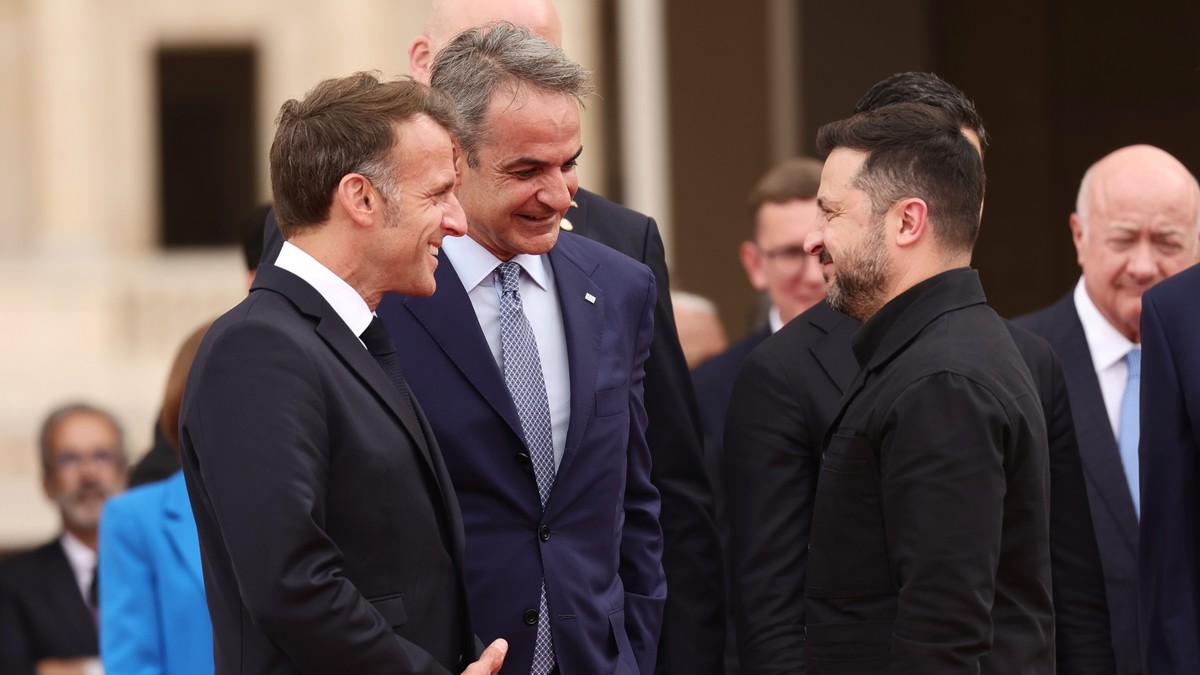 Emanuel Makron, Kirijakos Micotakis i Volodimir Zelenksi tokom samita Koalicije voljnih u Parizu 13. jula