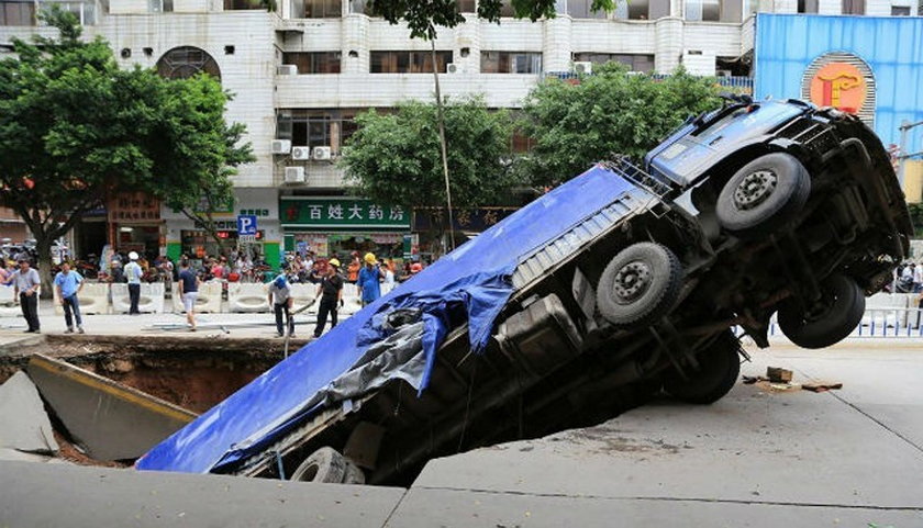 Zapadła się ulica w Chinach