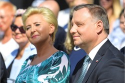 Cała w liściach. Agata Duda w bardzo oryginalnej stylizacji na Narodowym Czytaniu "Balladyny"