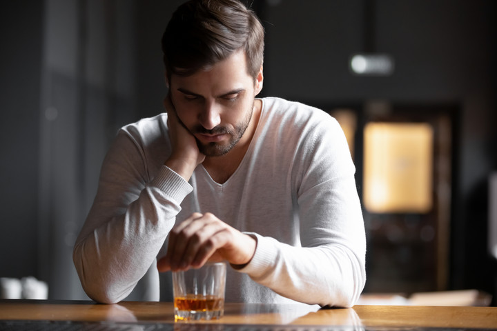 "Wszywka" na alkoholizm? Terapeuci uzależnień są jednogłośni