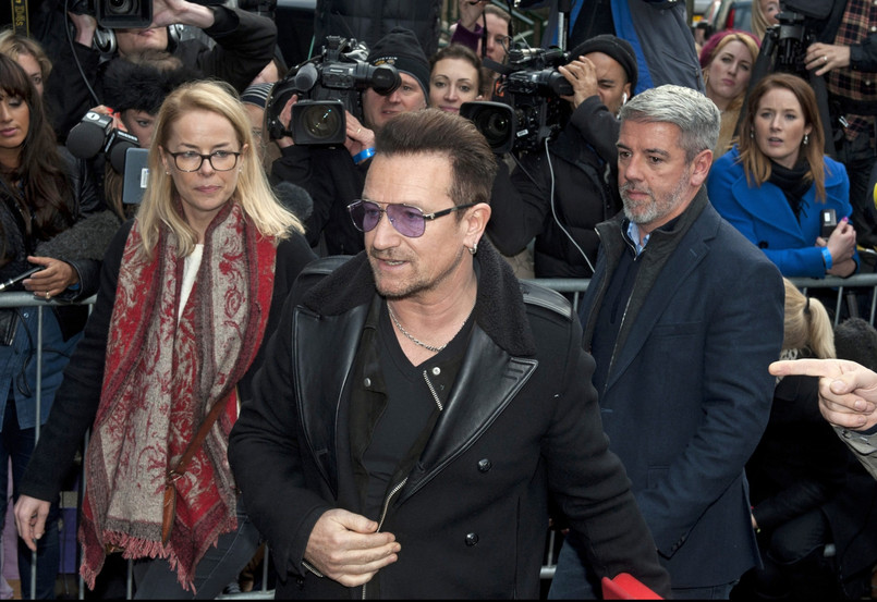 – Może dożyjemy czasów, że takie piosenki nie będą potrzebne, ale nie dziś – mówił przed wejściem do studia Bono. Lider U2 powiedział też, że "Gdyby inne rządy podzielały wartości Wielkiej Brytanii i dotrzymywały swoich obietnic ze szczytów G-8, nie stalibyśmy tu dzisiaj"