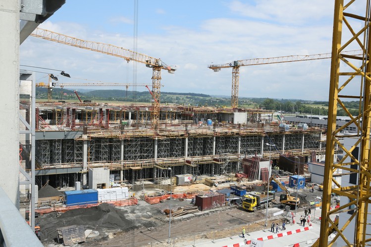 Po rozbudowie i modernizacji terminalu do dyspozycji pasażerów będzie nowa strefa odpraw biletowo-bagażowych, gdzie znajdzie się łącznie 34 stanowisk odpraw check-in oraz stanowisko odpraw bagażu ponadgabarytowego i stanowisko odprawy VIP.

<br><br>
<b>Na zdjęciu:</b> Budowa nowego terminalu na lotnisku Kraków-Balice. <br><br>(dw) PAP/Stanisław Rozpędzik