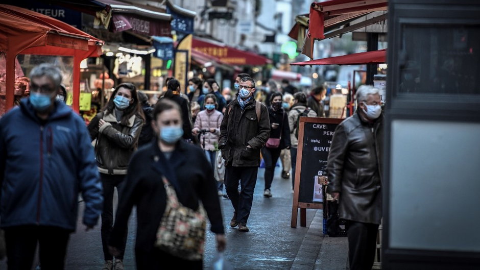 Paryżanie podczas pandemii koronawirusa (ilustracyjne)