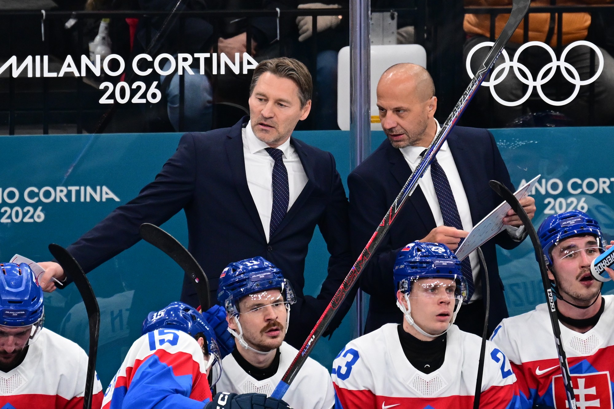 Slovenskí hokejisti Dalibor Dvorský (15), Miloš Kelemen (11), Adam Liška (23), hlavný tréner Vladimír Országh (hore vľavo) a jeho asistent Ján Pardavý (hore vpravo). 