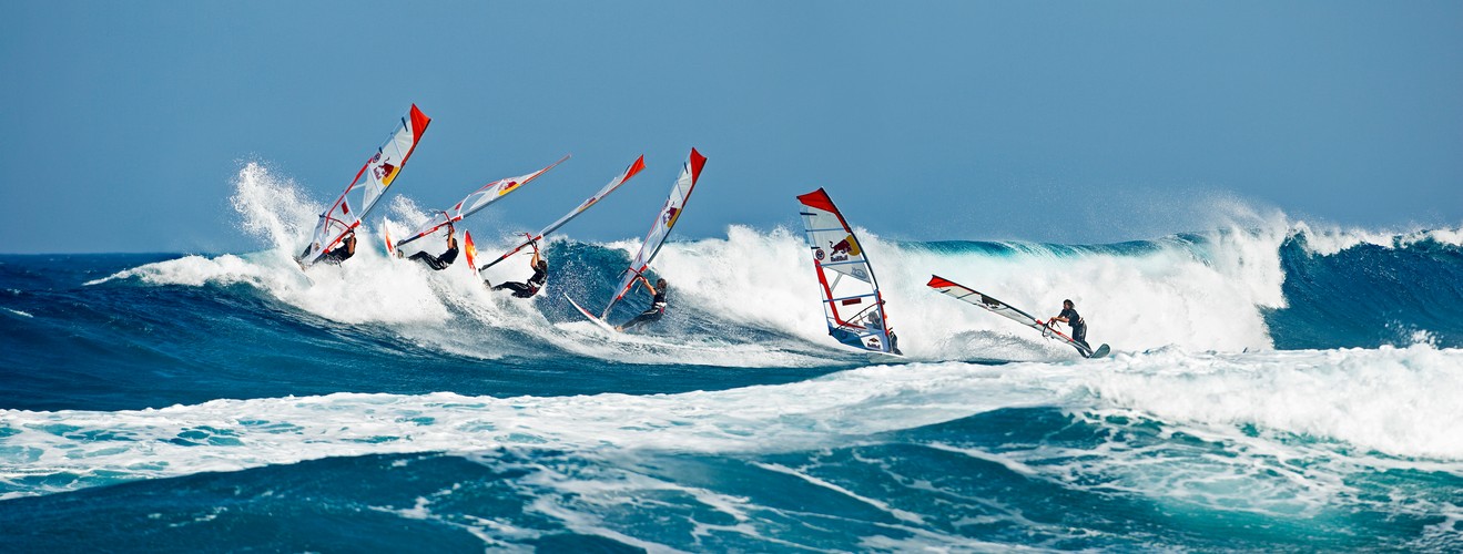 Efektowny jibe na dużej fali