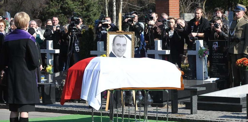 Drugi pogrzeb Gosiewskiego. Kaczyński pocieszał wdowę