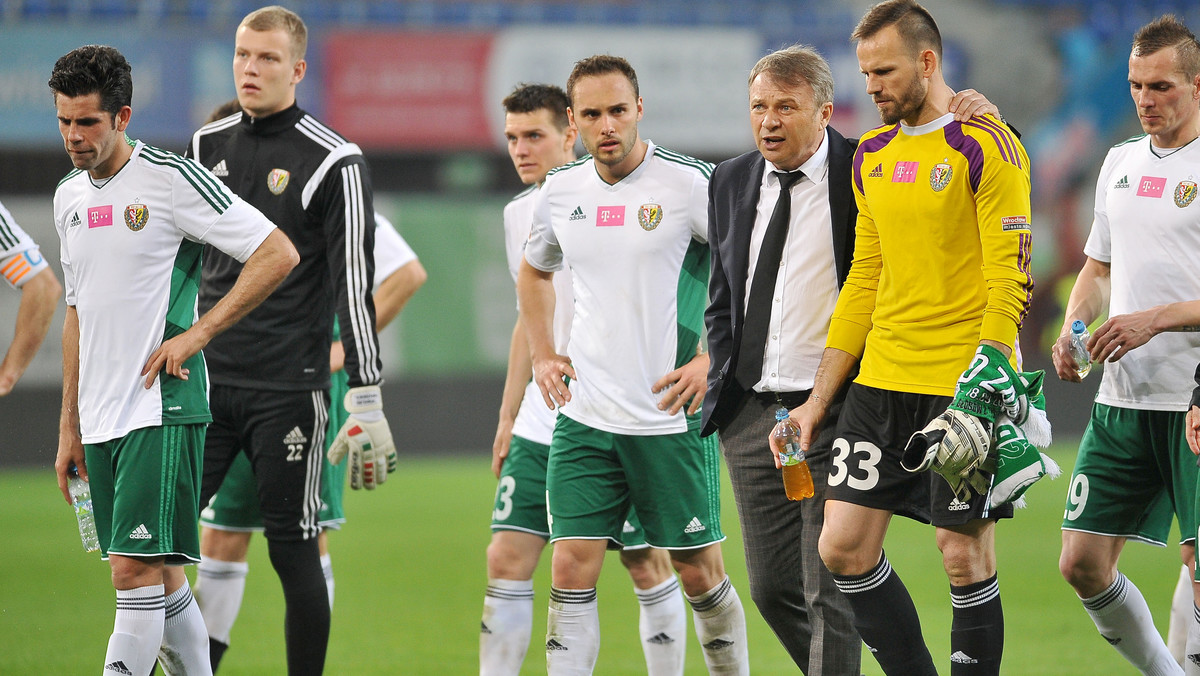 We Wrocławiu bieda aż piszczy. Władze Śląska oszczędzają na wszystkim, na czym się da. Ostatnio piłkarze otrzymali tylko połowę pensji.