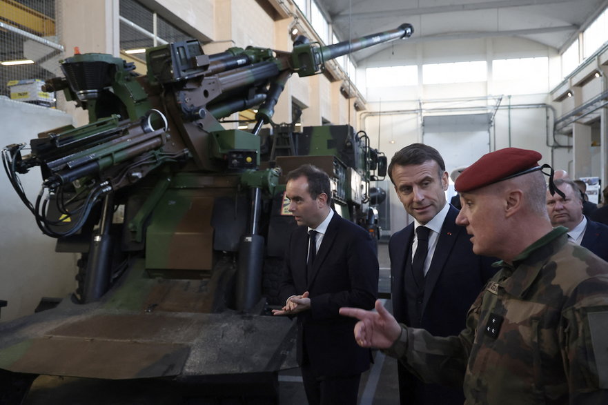 Minister sił zbrojnych Sebastien Lecornu i prezydent Francji Emmanuel Macron odwiedzają bazę wojskową w Cherbourg, styczeń 2024 r.