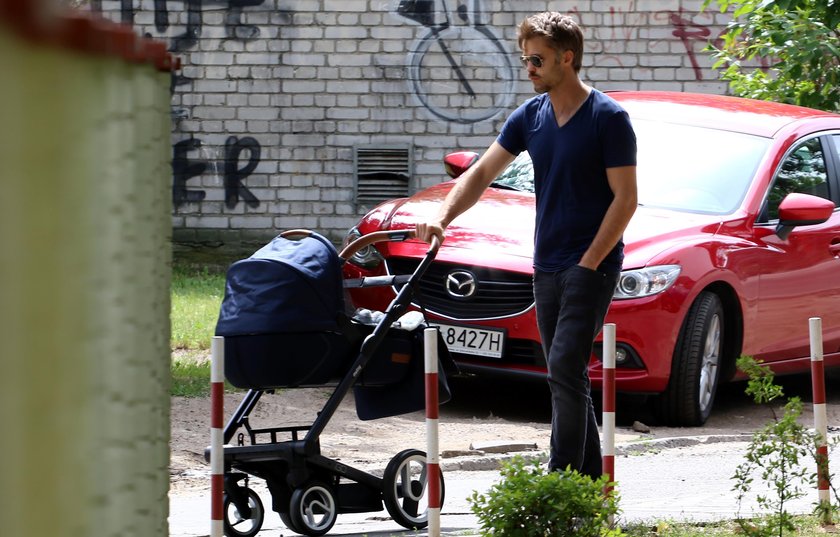 Maciej Zakościelny na pierwszym spacerze z synem