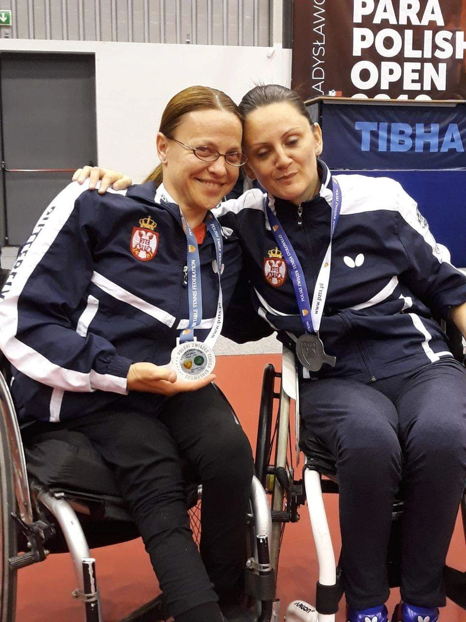 Ana Prvulović (desno)