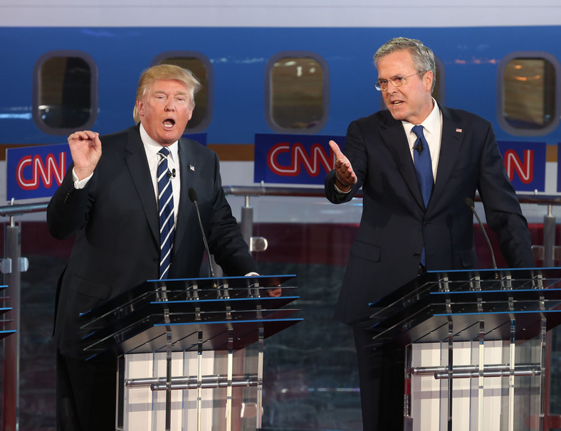 Donald Trump i Jeb Bush walczą podczas debaty kandydatów republikańskich w 2015 r.