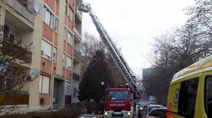 A férfi elesett, nem tudott eljutni az ajtóig, így az ablakon keresztül jutottak be hozzá