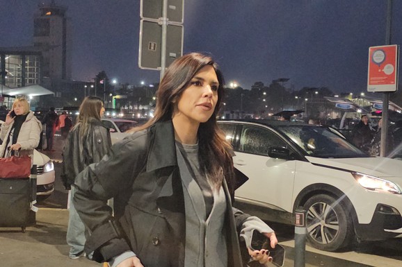 Pevačica (42) iza sebe ima tri braka, a sad smo je uhvatili sa ČETVRTIM MUŽEM NA AERODROMU: Ona u kaputu vuče kofere, a on je čeka u CRVENOM DŽIPU