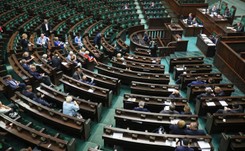 'PiS pomagają 500 +, błędy opozycji i upały'. NAJNOWSZY SONDAŻ