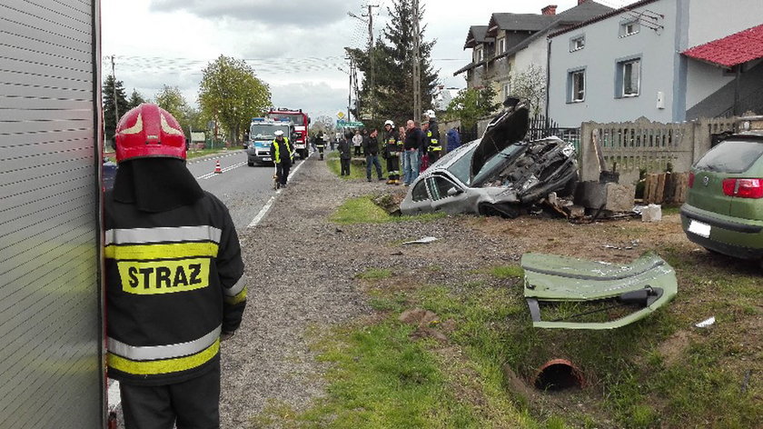 Chciał wyprzedzić, skończył w rowie. Groźny wypadek pod Radomiem