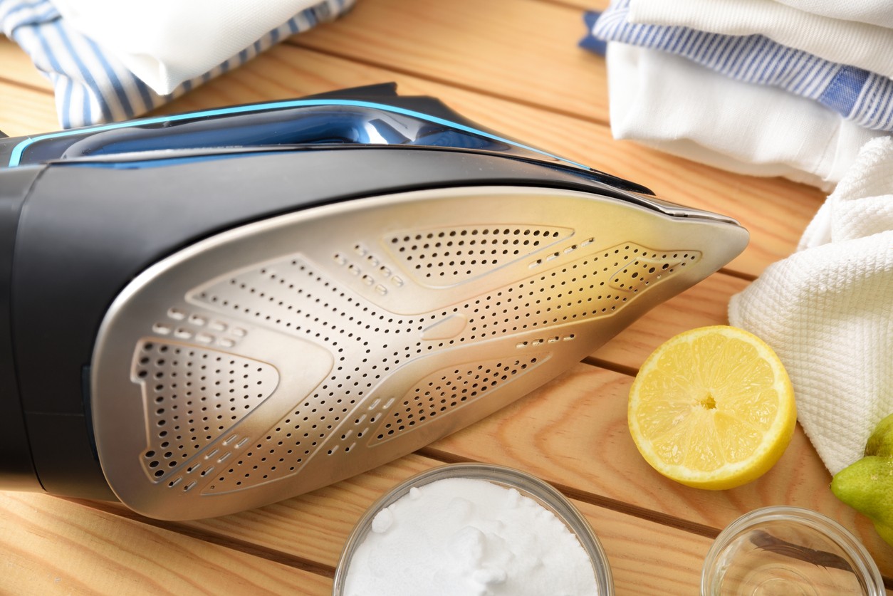 Ocot, citrón alebo soľ – jednoduché triky, ktoré vrátia žehličke pôvodný lesk. 
