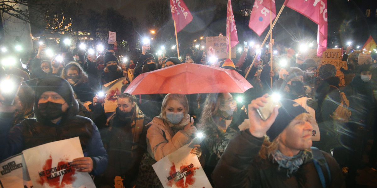 Projekt całkowitego zakazu aborcji w Sejmie. Strajk Kobiet organizuje protesty w całej Polsce
