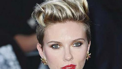 Scarlett Johansson elesett a motorral a forgatáson