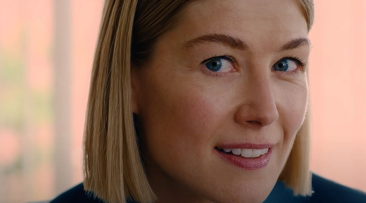 A Holtodiglan sztárja, Rosamund Pike visszatért és új netflixes filmjében nyugdíjasokat forgat ki a vagyonukból / Fotó: Netflix