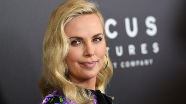 Charlize Theron kontra Kirsten Dunst. Kwieciste kreacje królują na CinemaCon 2017