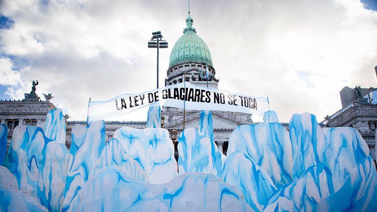 Demonstranti, koji su protestovali protiv zakona, držali su ispred kongresa transparent na kome je pisalo: "La Ley de Glaciares no se toca" - Držite ruke dalje od Zakona o glečerima | Foto: Getty Images