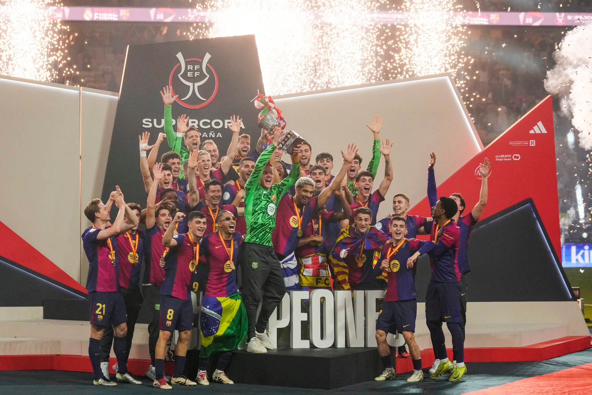 Futbalisti Barcelony oslavujú zisk španielskeho Superpohára. 
