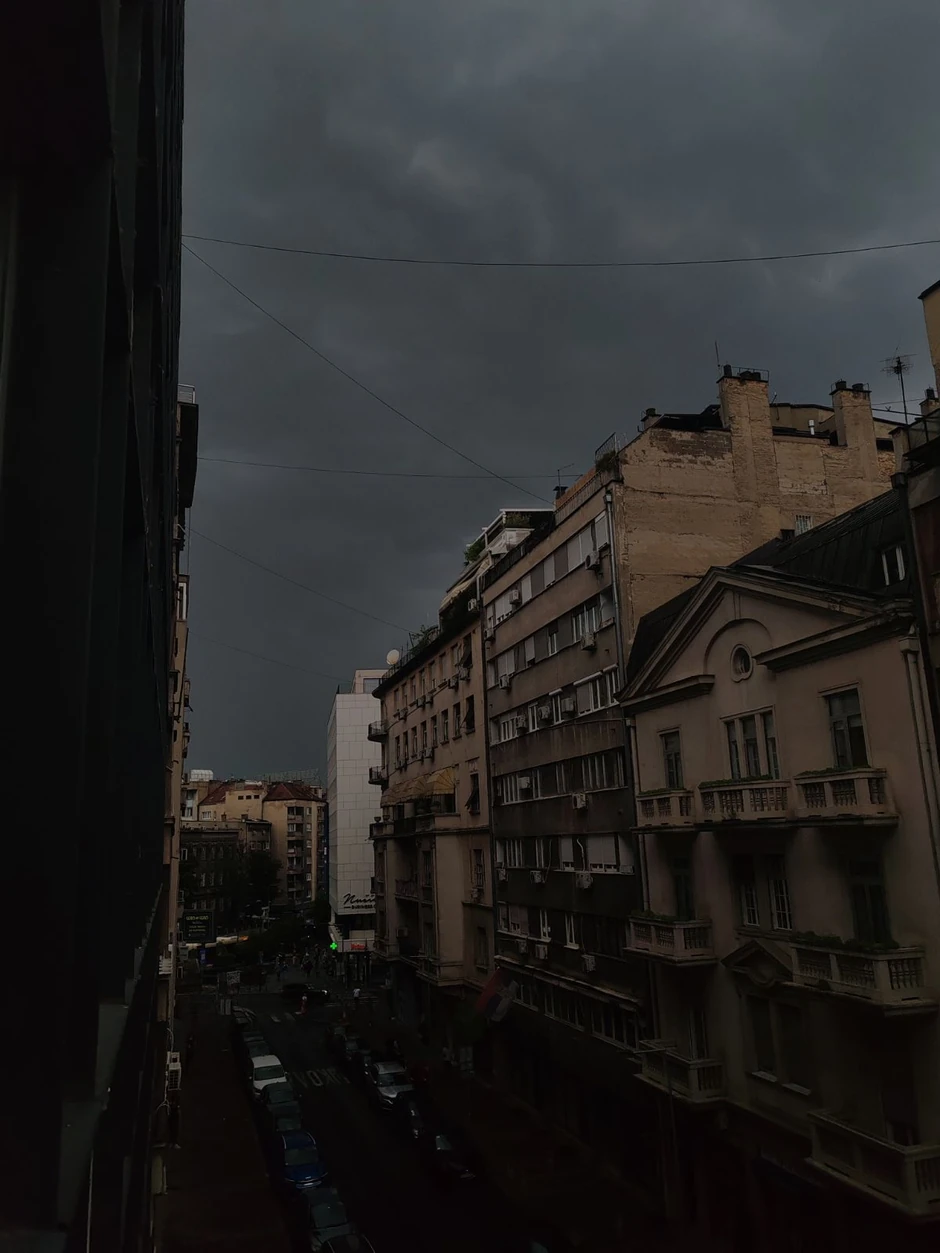 Nebo u centru Beograda, počela kiša